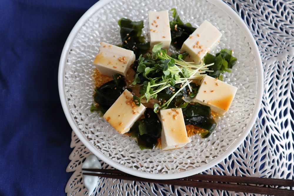 ＜時短・節約レシピ＞豆腐とわかめの中華風サラダ