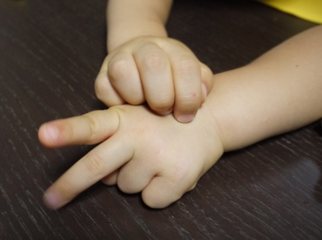 「手遊び」と子どもの発育の意外な関係とは？